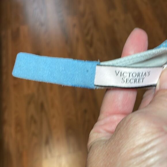 Victoria’s Secret, no wire blue lace bra, 32D - Picture 5 of 6